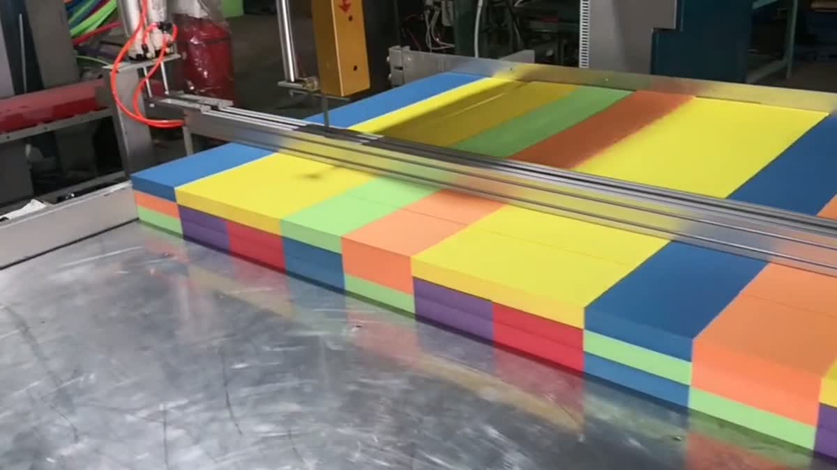 Automatic vertical cutting machine dividing colored EPE foam blocks