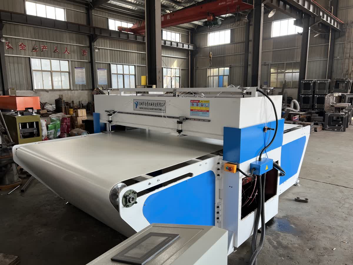 Conveyor-fed four-column cutting machine factory photo