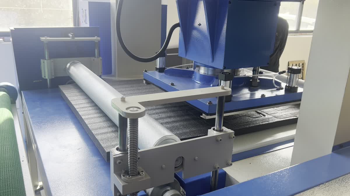 Power-tool packaging case showing feed rollers and traveling cutting head