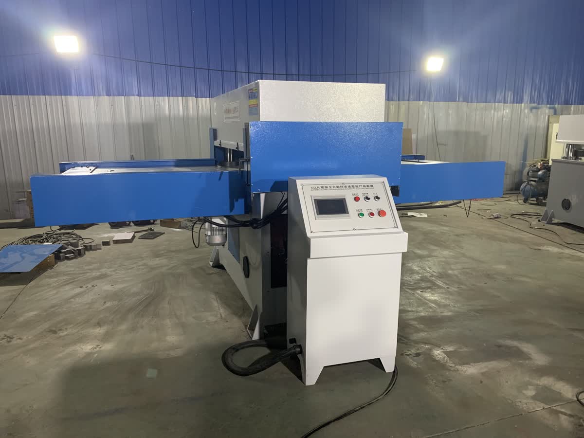 Double-side feeding cutting machine with tables on both sides