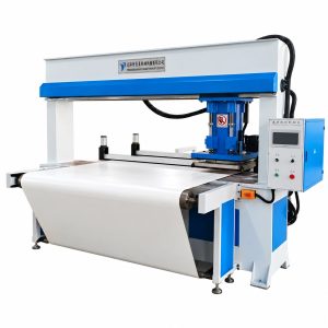Traveling head cutting machine with conveyor belt