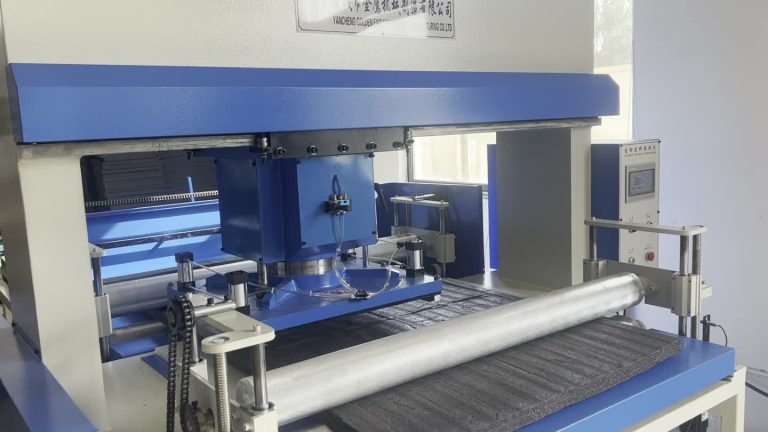 Roller-fed traveling-head die cutting machine processing EPE foam
