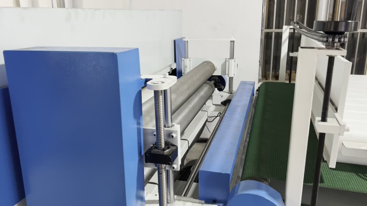 Roller-fed four-column cutting configuration processing EPE foam